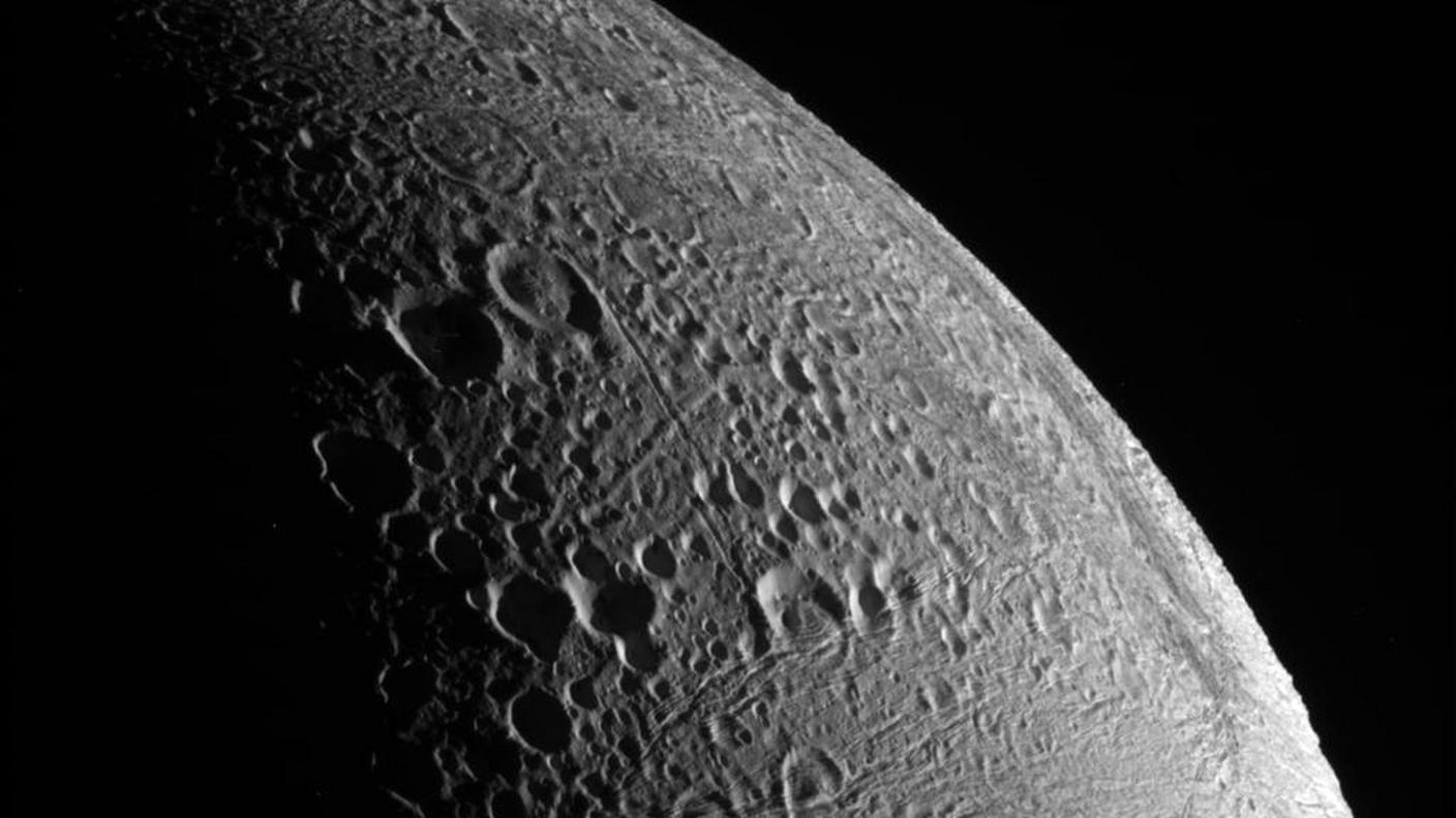 Il satellite Encelado, visto da Cassini, è relativamente ospitale