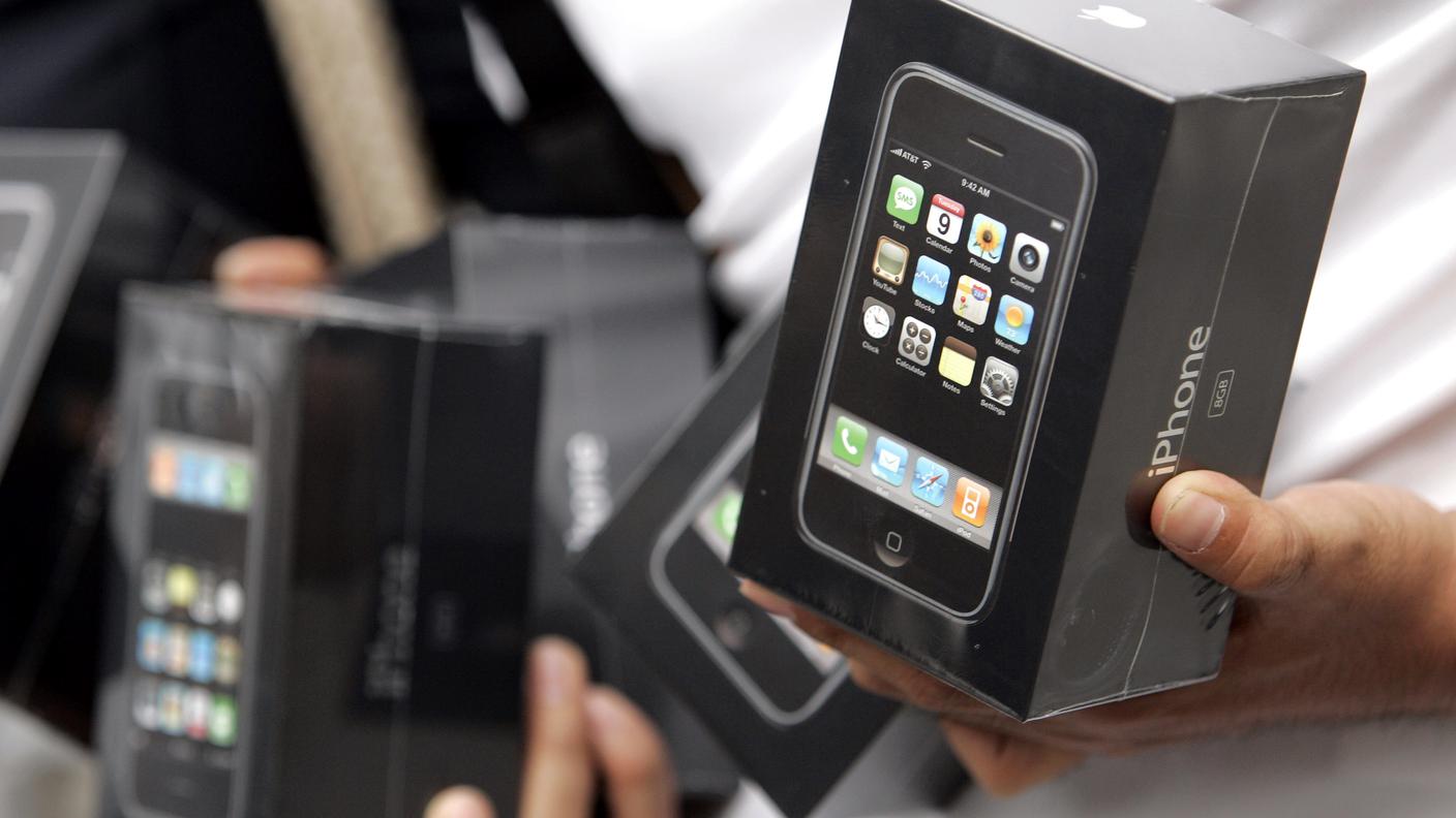 Il telefono scatenò una corsa agli acquisti, come i suoi successori