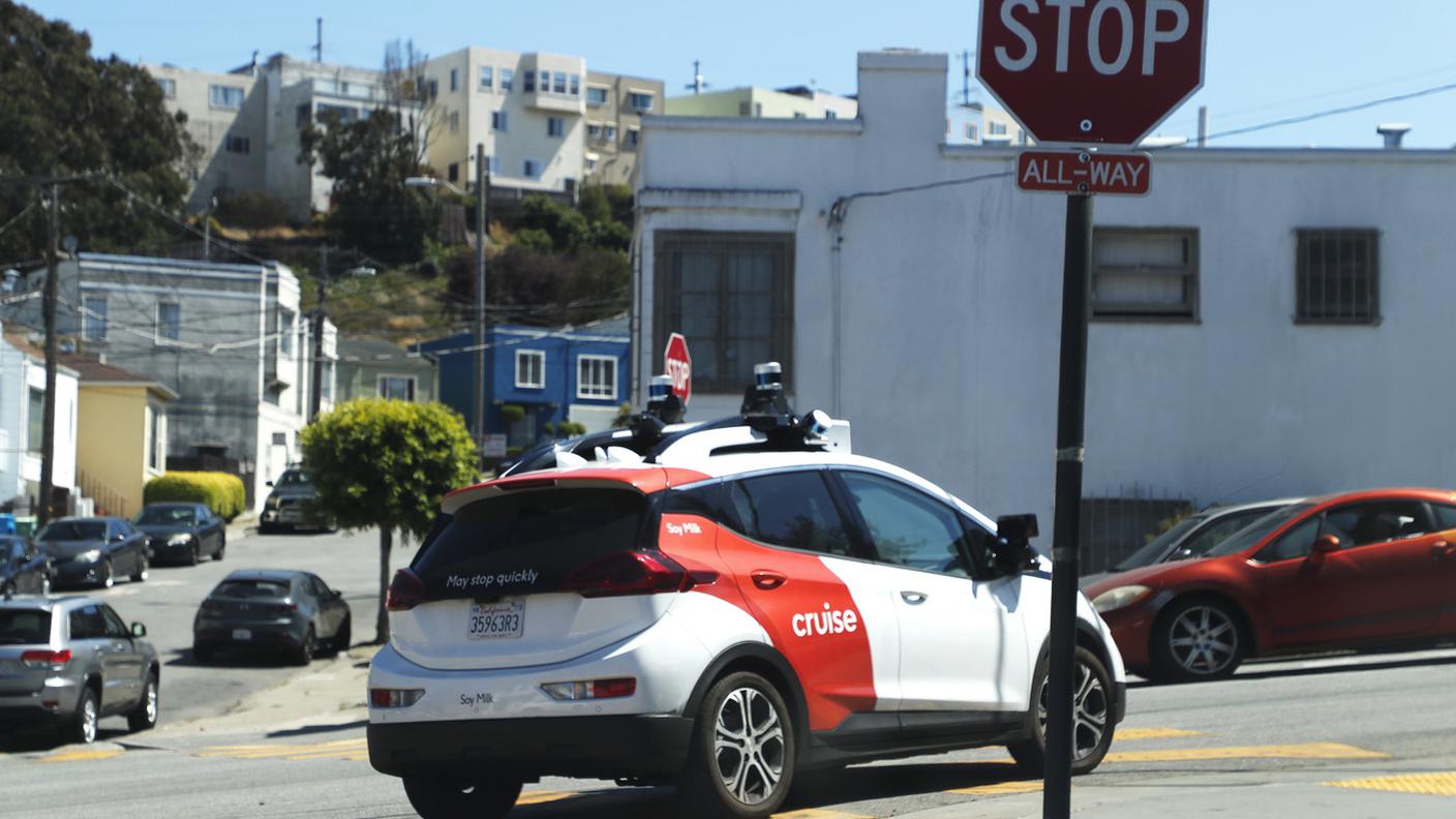 Un taxi a guida autonoma sulle strade di San Francisco
