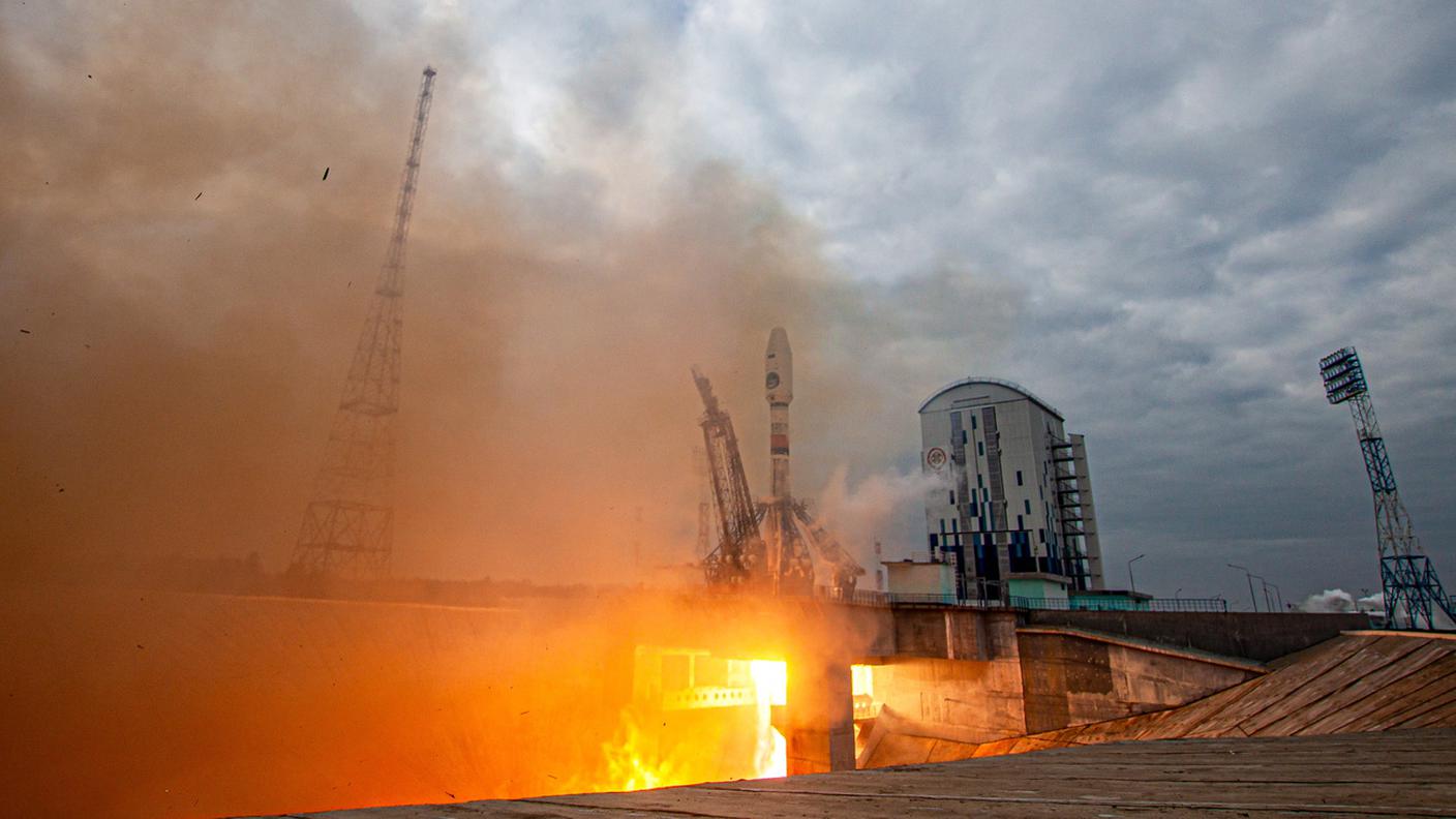 Il lancio del razzo Soyuz con a bordo la sonda Luna-25
