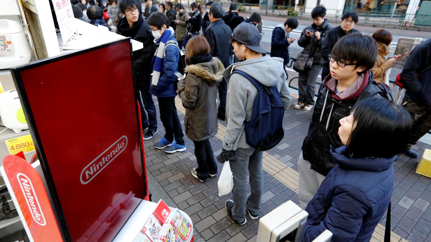 Lunghe code fuori dai negozi a Tokyo