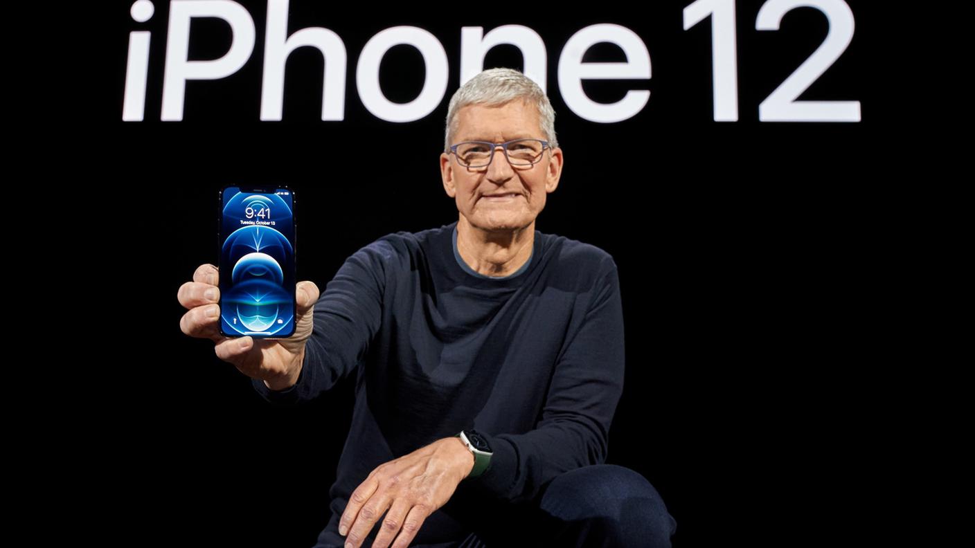 Il CEO di Apple Tim Cook alla presentazione, nel 2020, del modello ora contestato dai francesi