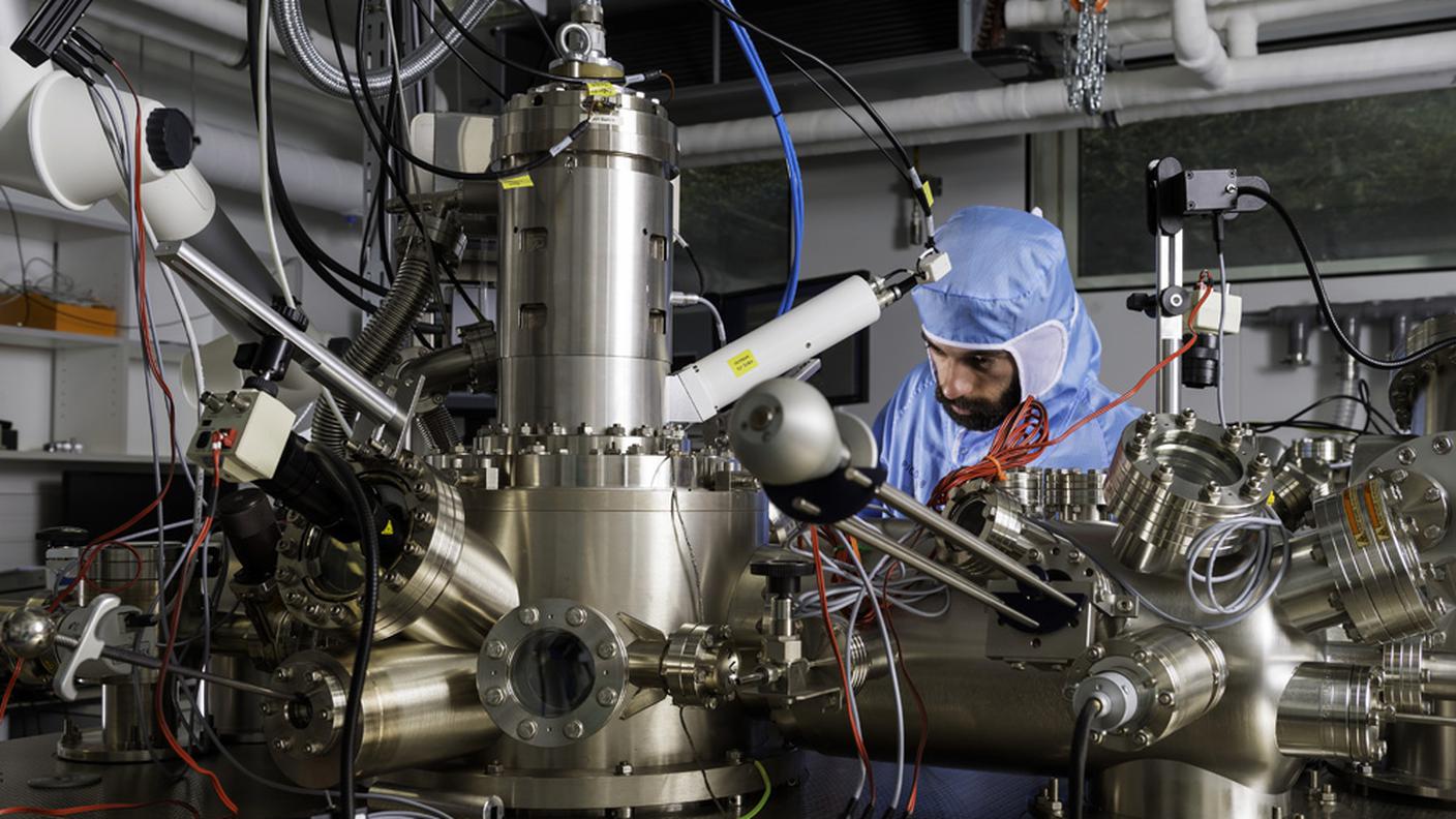 Il microscopio dentro il quale avrà luogo la competizione