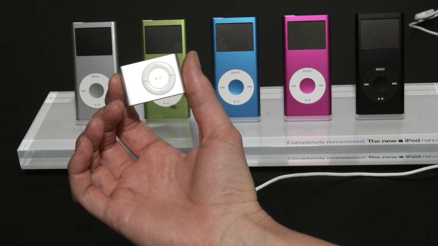 Un iPod nano davanti a vari iPod shuffle. Tutti spariti dai listini Apple
