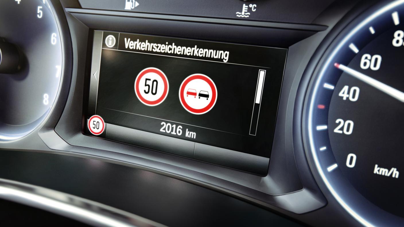 Basta apporre un adesivo sul cartello stradale per mandare in tilt l'auto autonoma