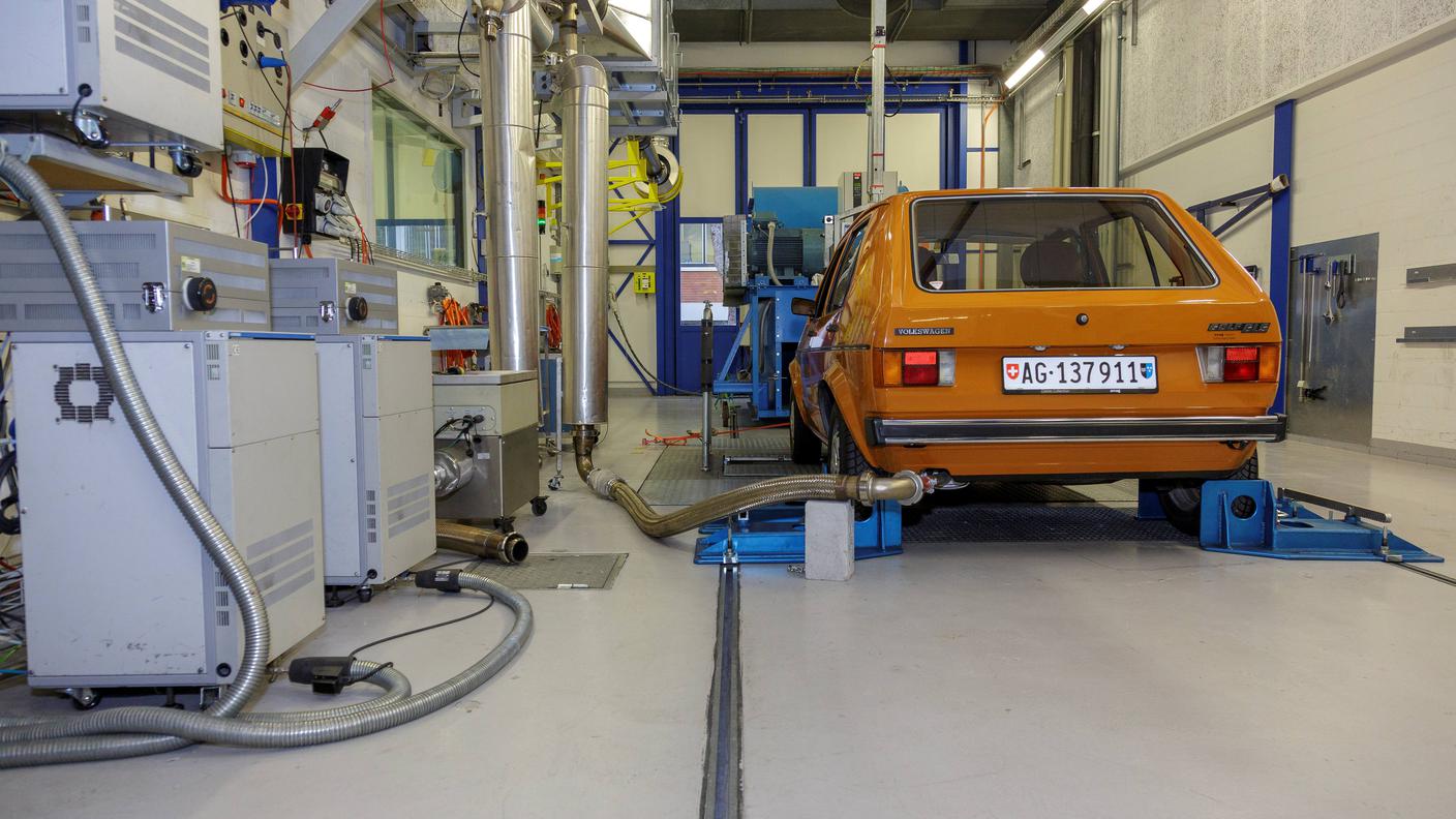 La VW Golf del 1978 durante le prove di laboratorio dell'EMPA