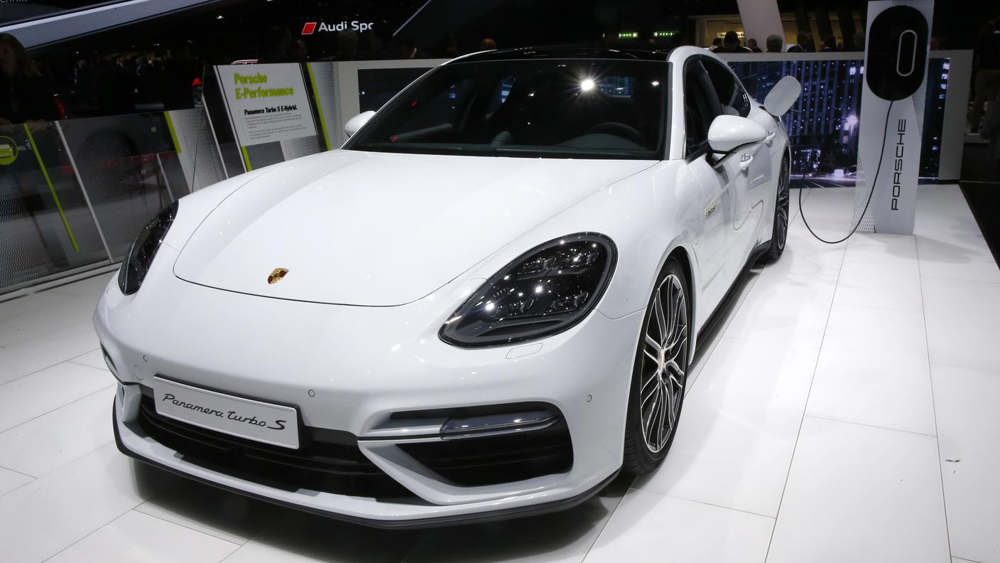 Pure le sportive sono pulite, come è il caso della Porsche Panamera Turbo S ibrida