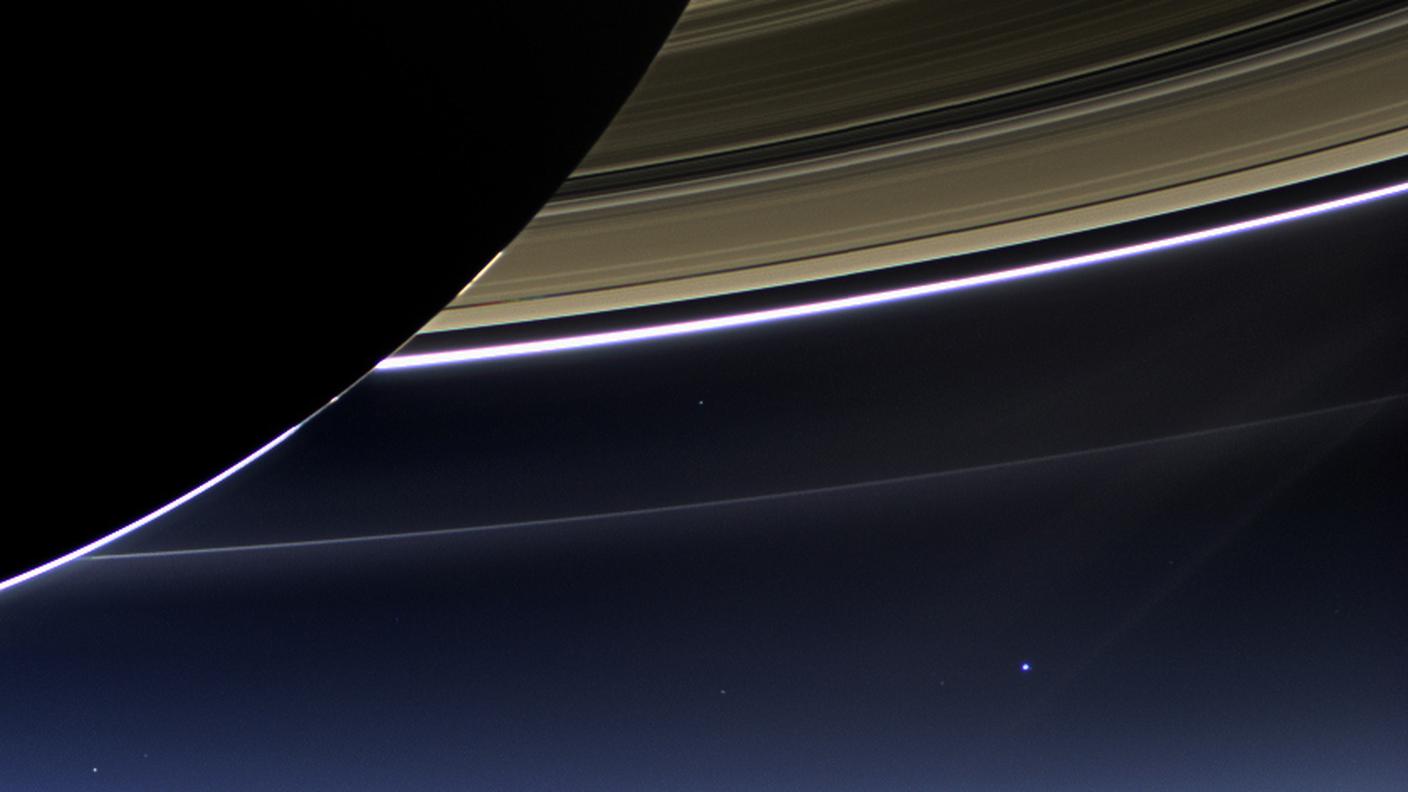 Il pallino azzurro in basso è il pianeta Terra...