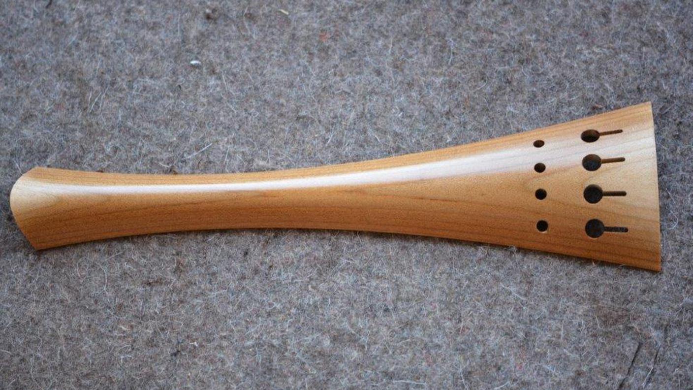 La cordiera di un violoncello in Swiss Ebony senza tinta