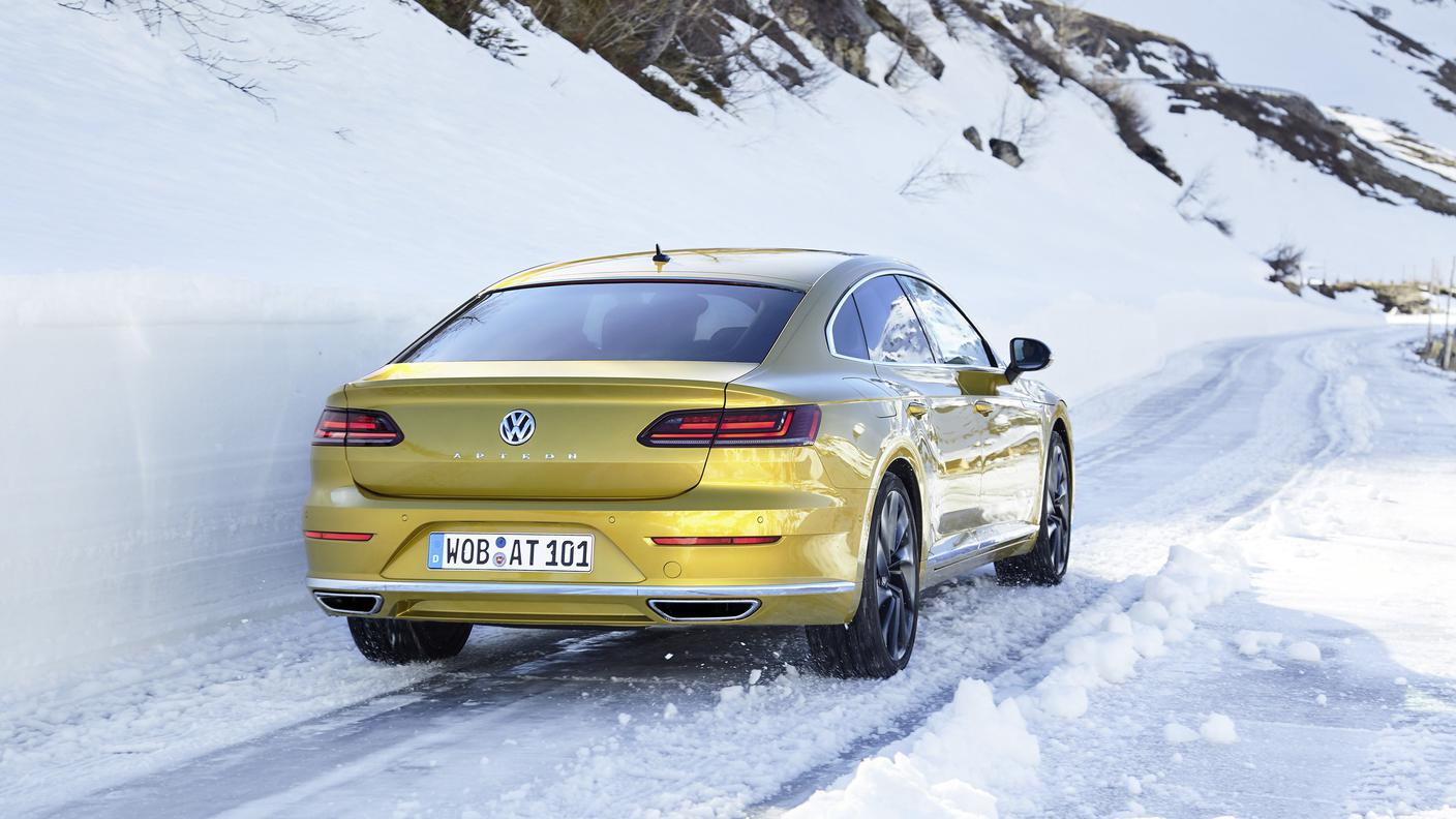 La nuova limousine Arteon mentre affronta un tratto ricoperto da neve fresca