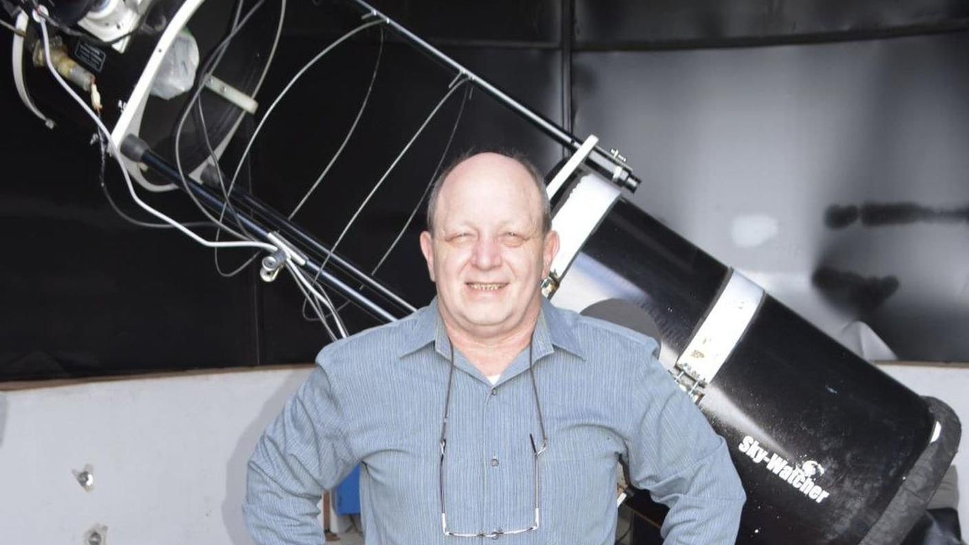 Victor e il suo telescopio nella città di Rosario, a nord di Buenos Aires