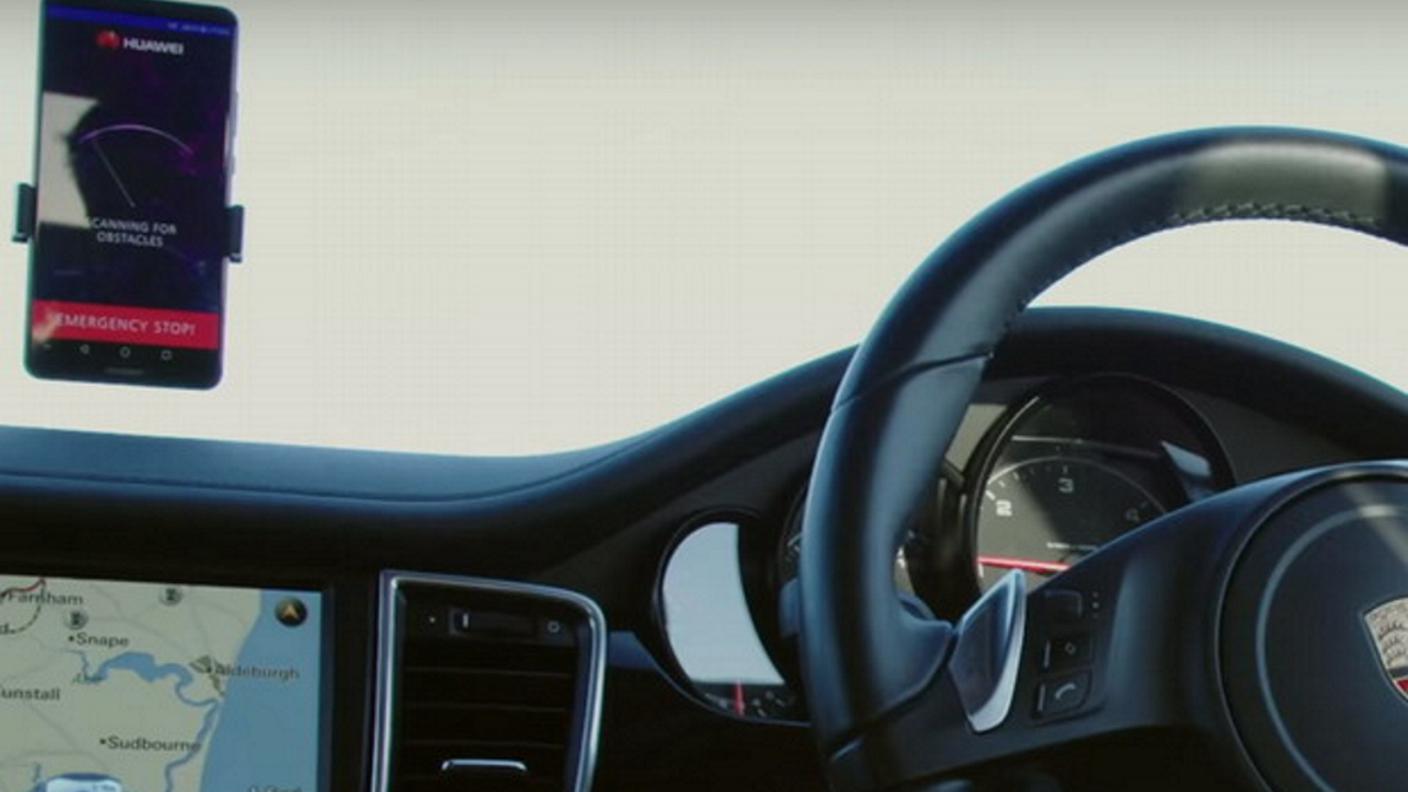 L'auto può essere guidata da uno smartphone Huawei ed evita gli ostacoli da sola
