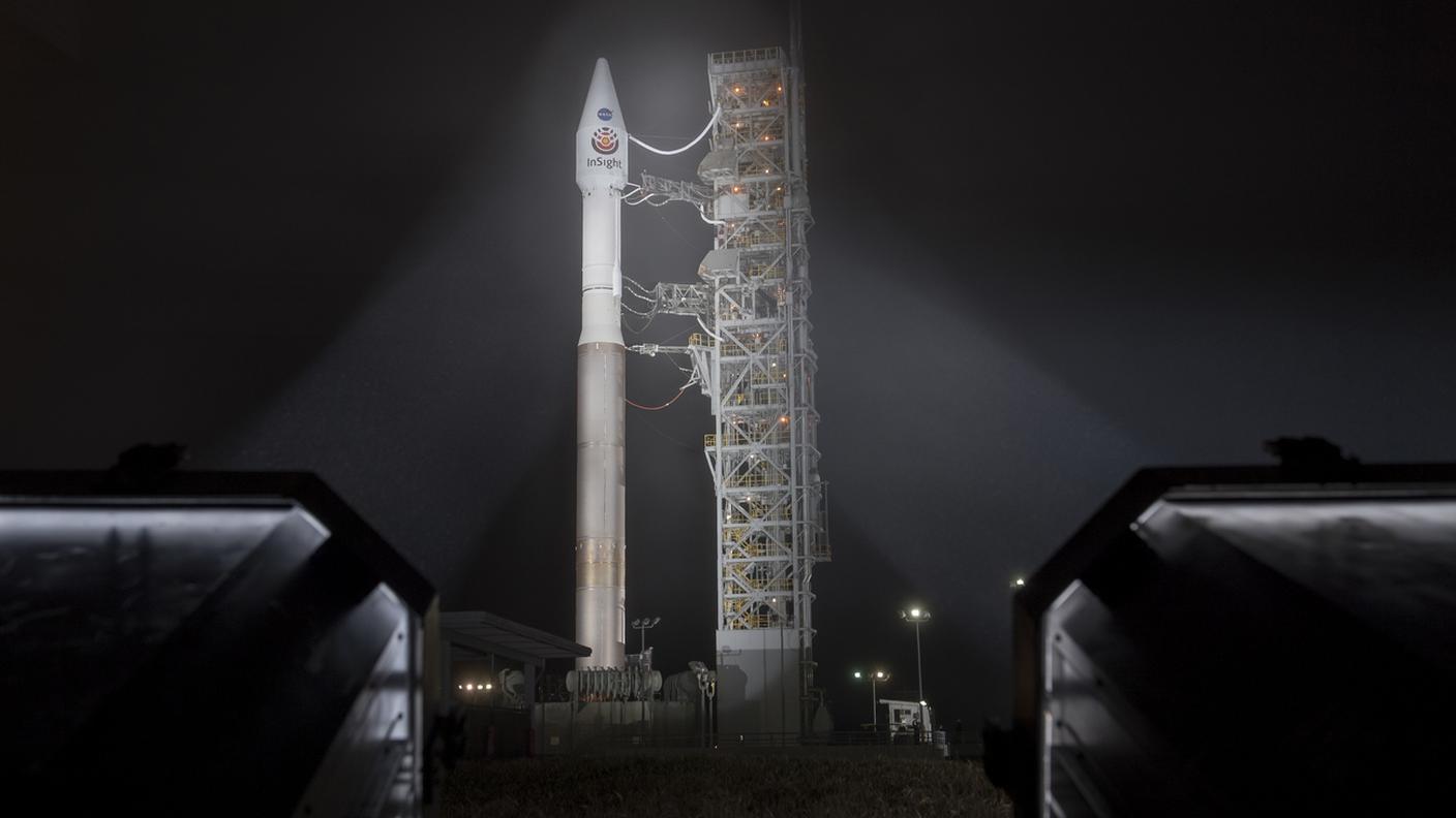 Il missile Atlas V, che veicola la sonda InSight, nelle fasi precedenti al decollo dalla base di Vandenberg