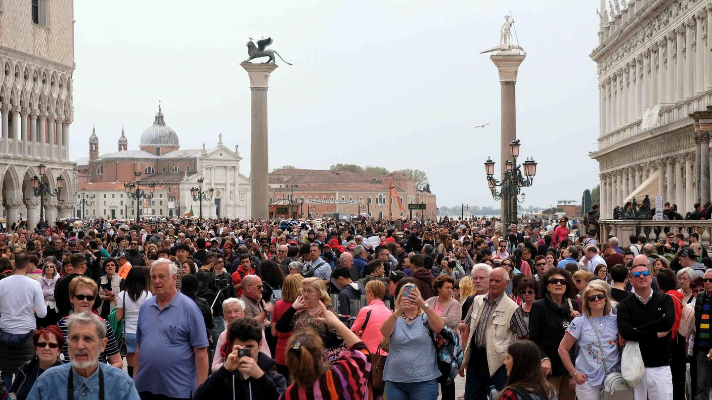 Ressa di turisti in Piazza San Marco a Venezia