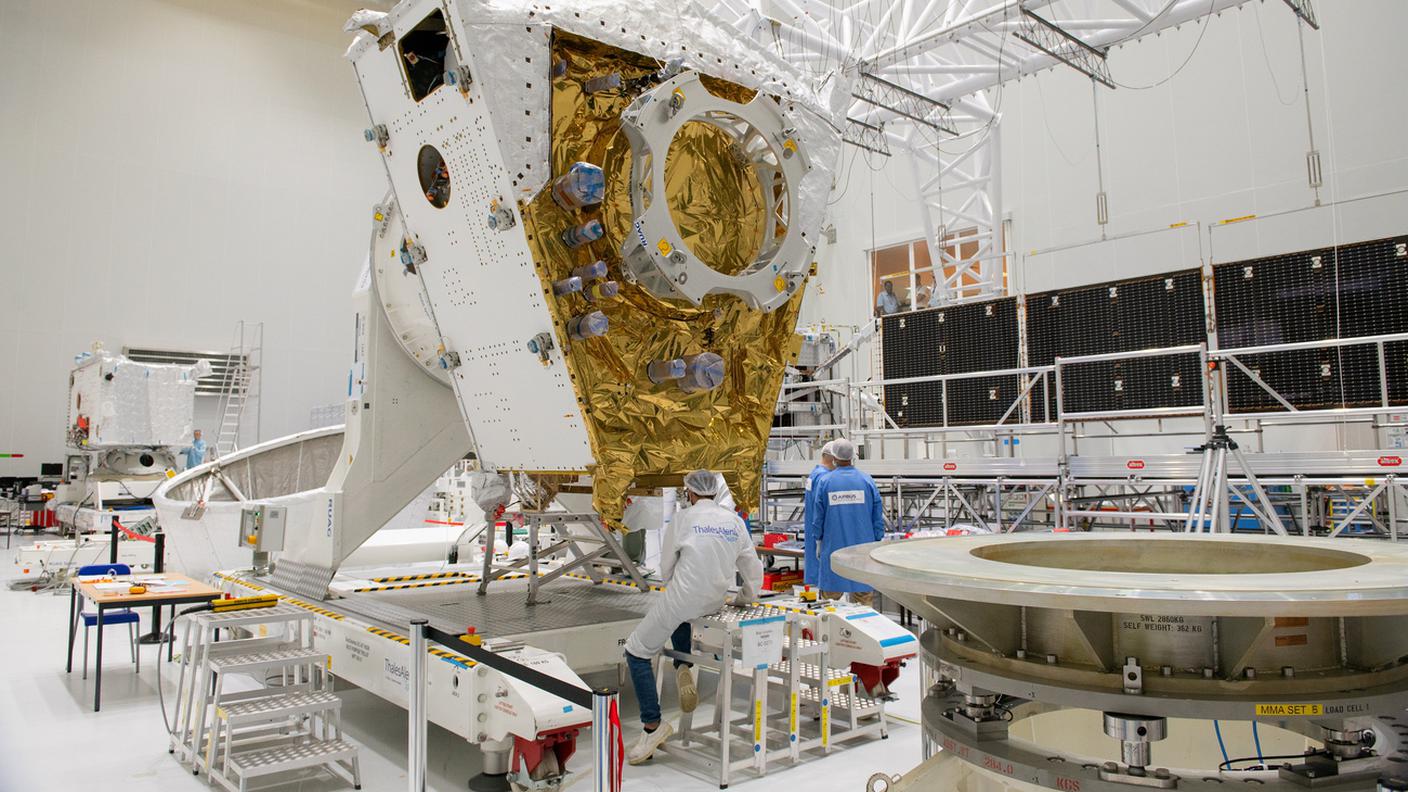 I tecnici al lavoro sul Modulo Mercury Transfer
