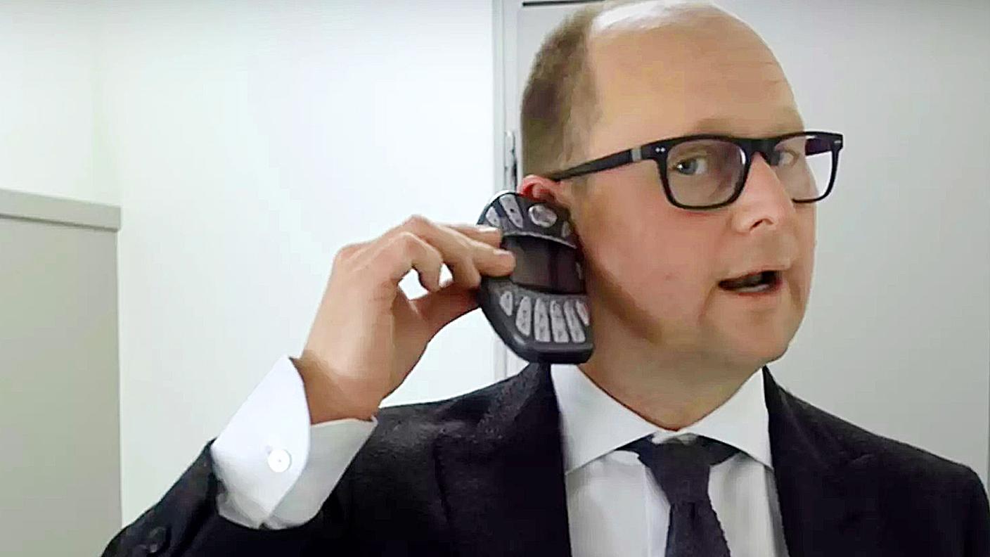 Samuel West, curatore della mostra, con un Nokia N'Gage