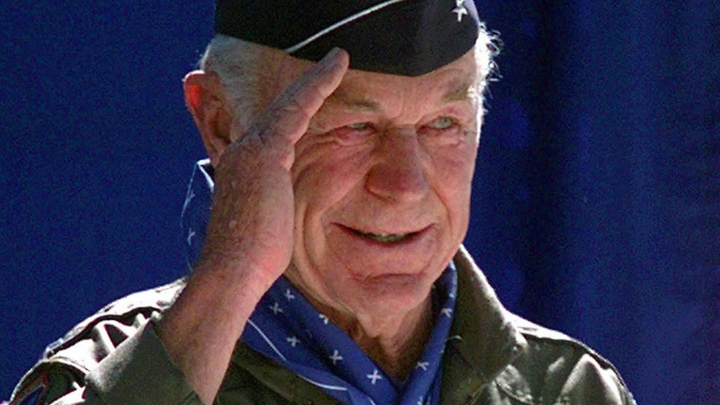 Chuck Yeager nel 1997, dopo aver volato su un F-15D in occasione dei 50 anni dalla sua impresa
