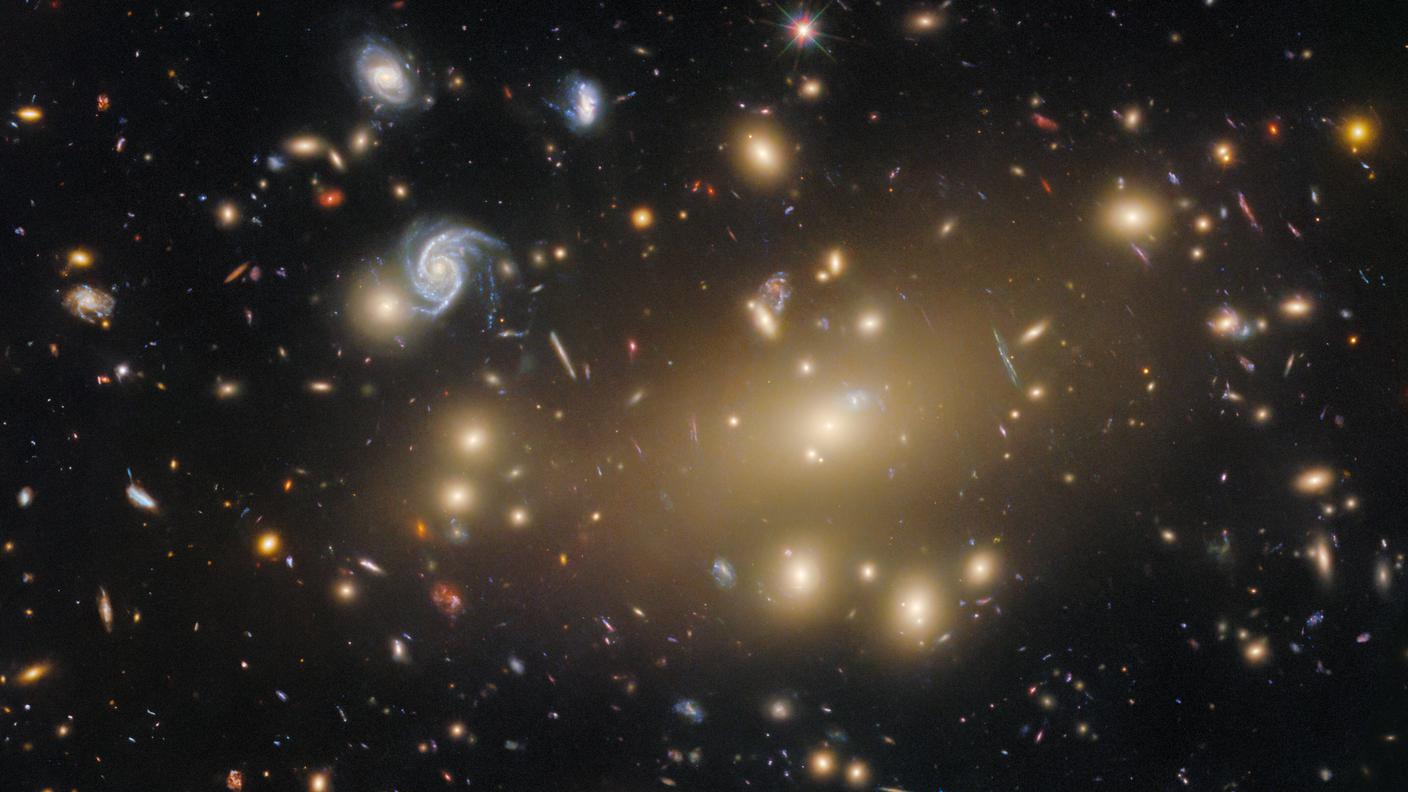 L'ammasso di galassie Abell 209 visto dal telescopio spaziale Hubble. I dati di Hubble hanno fortemente contribuito a corroborare l'ipotesi dell'esistenza della materia oscura.