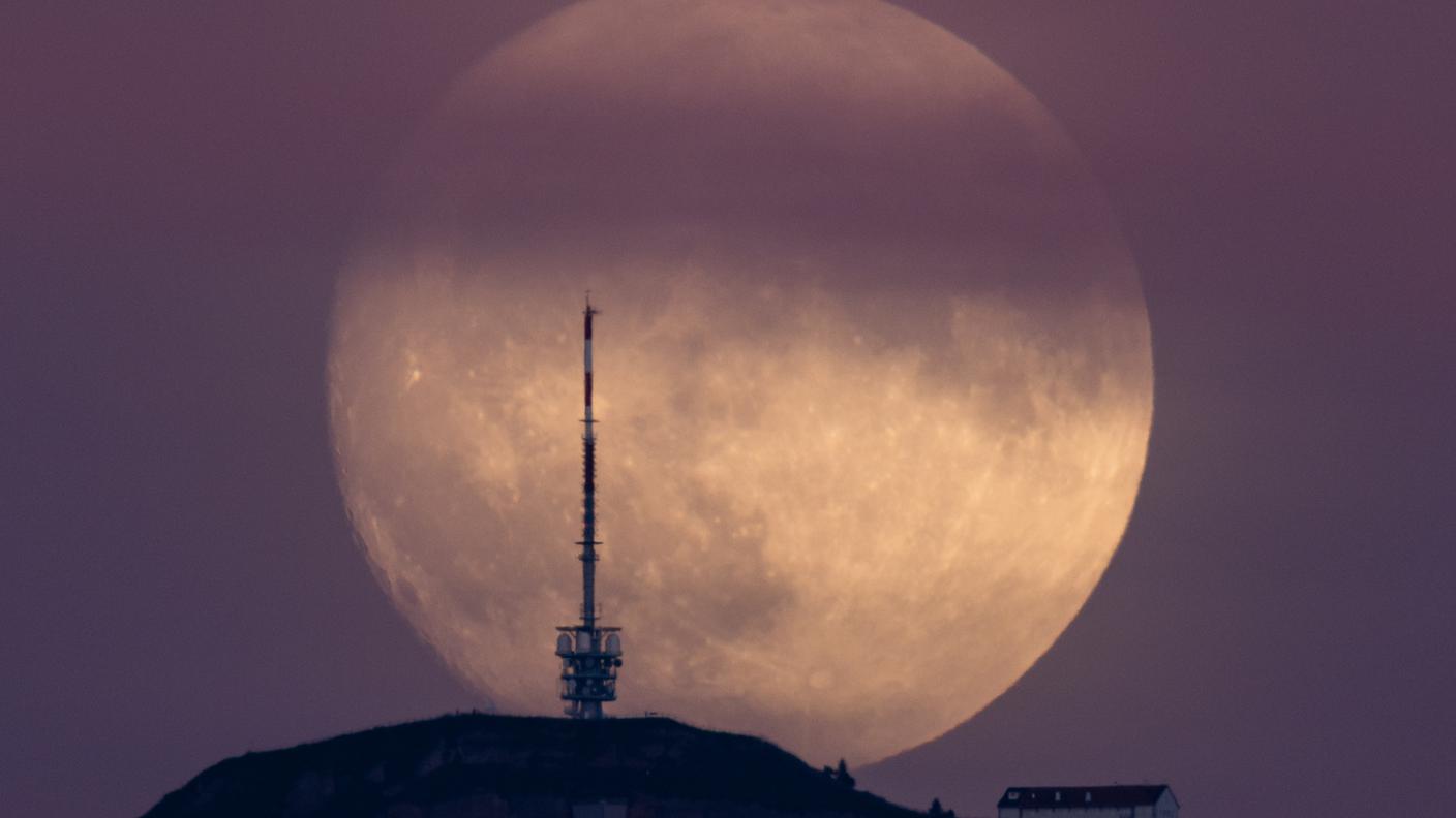 La Luna piena immortalata sul Rigi Kulm, tra il Canton Lucerna e il Canton Svitto. All'orizzonte il nostro satellite sembra più grande a causa di un'illusione ottica 