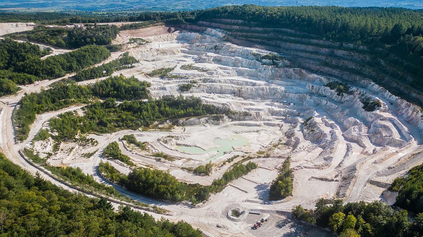 Cava di caolino per le porcellane di Limoges che potrebbe dare origine a una redditizia estrazione di litio (Beauvoir, Dipartimento dell'Allier, Francia)