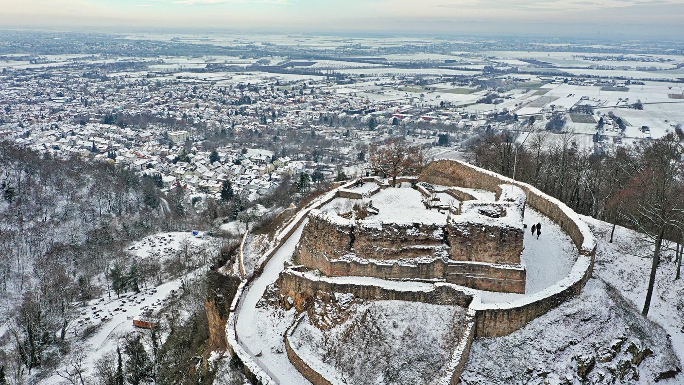 Vista attraverso la "Fossa renana" dalle rovine del castello di Schauenburg (Germania). Sotto la "Fossa renana" giacciono acque riscaldate dalla geotermia relativamente ricche di litio