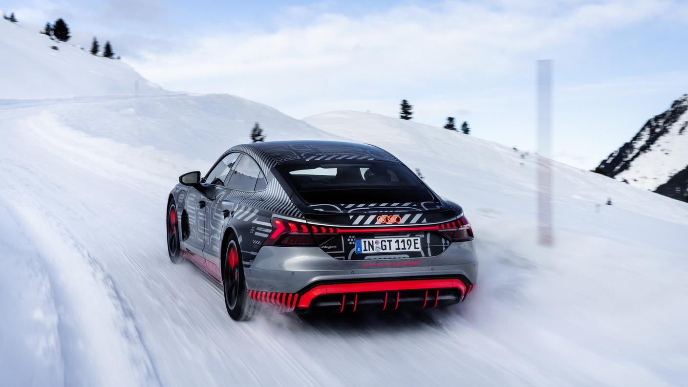 Un prototipo dell'Audi e-tron GT percorre un pendio innevato forte della trazione quattro