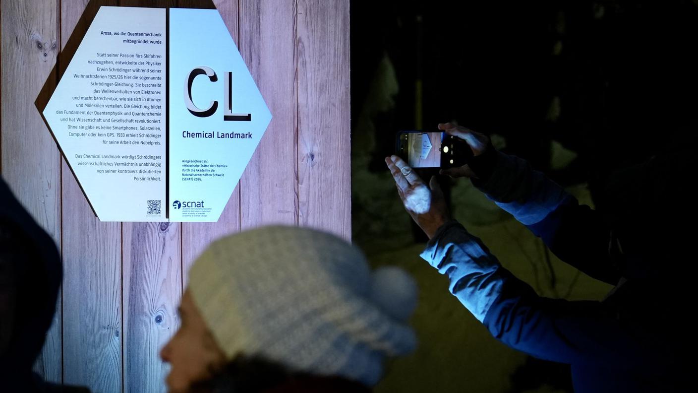 La targa dedicata a Erwin Schrödinger ad Arosa per sancire il "Sito storico della chimica"