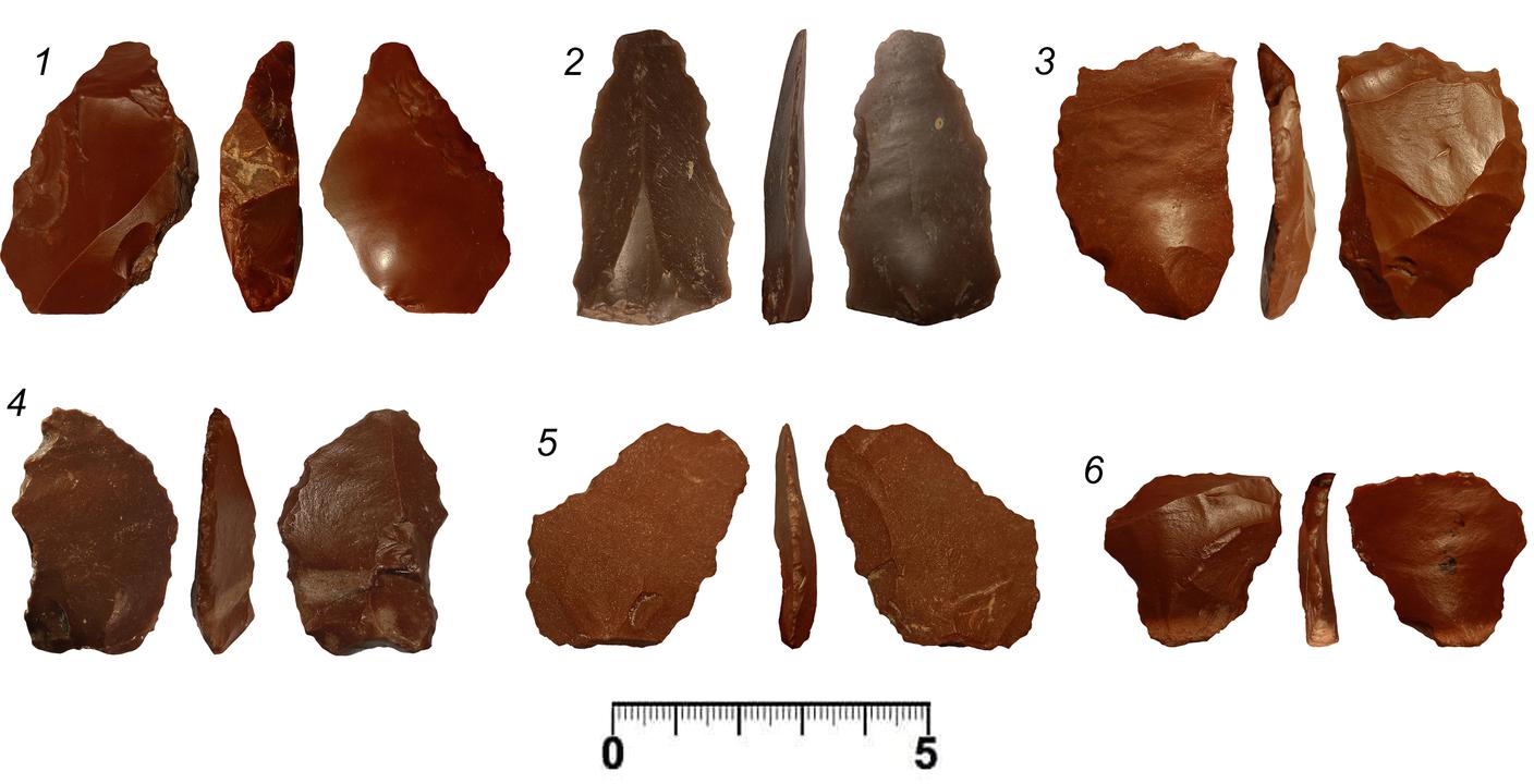 Alcuni dei sedici utensili in pietra scheggiata rinvenuti nella grotta. Sono presenti schegge Levallois (metodo di scheggiatura tipico del contesto europeo) e una punta Levallois, quest’ultima verosimilmente usata come arma da caccia