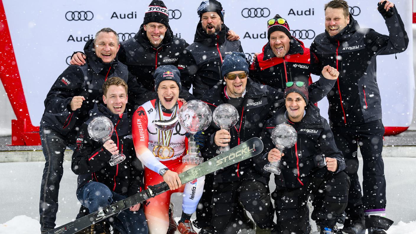 Mathieu Fauve (il terzo in alto da sinistra), responsabile ricerca e sviluppo presso Stöckli, festeggia con il suo team i successi di Marco Odermatt