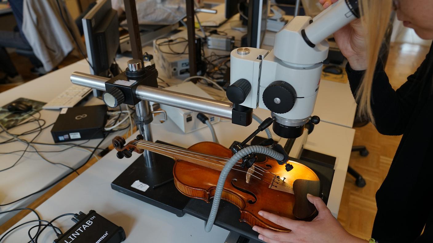 Un violino - non uno Stradivari - "sotto la lente" nel laboratorio di dendrocronologia del WSL