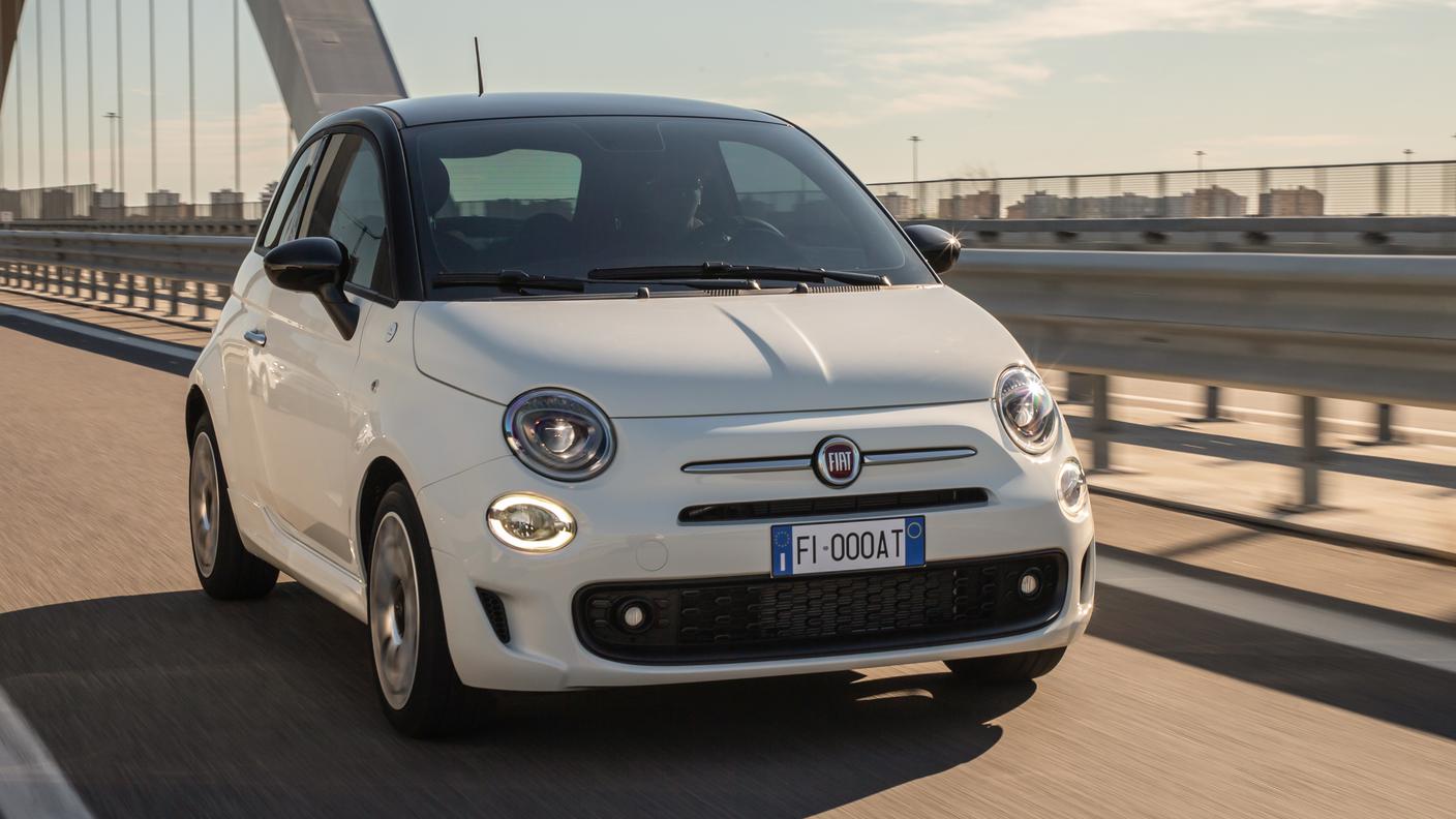 La gamma Fiat 500 è connessa tanto da avere anche l'assistente Hey Google