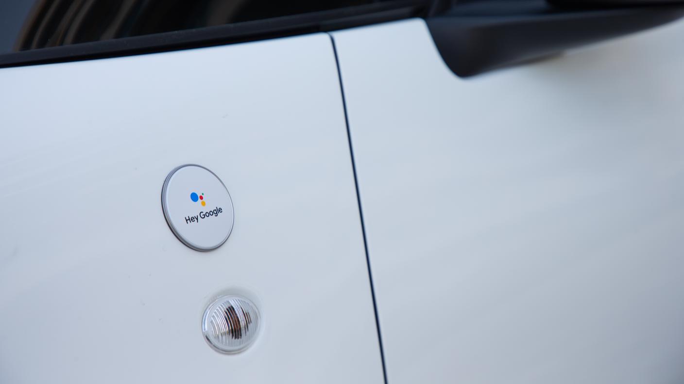 Il logo di Hey Google campeggia in bella vista sui modelli specifici della gamma Fiat 500