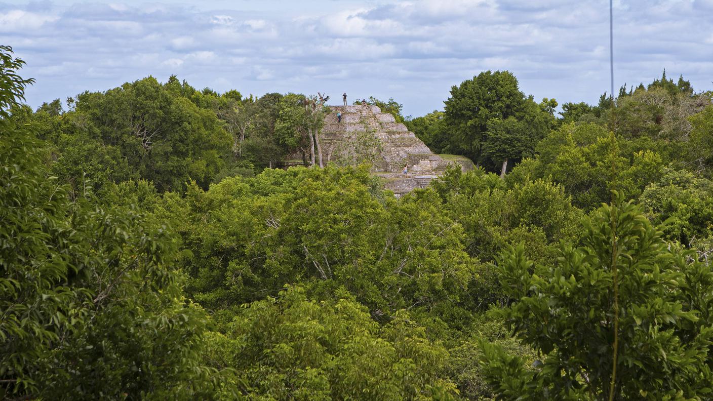 Molti reperti Maya nascosti dalle fronde degli alberi sono stati scoperti grazie alla tecnologica LiDAR. In foto: rovine nel Parco Nazionale del Triangolo Culturale Yaxha-Nakum-Naranjo, in Guatemala 