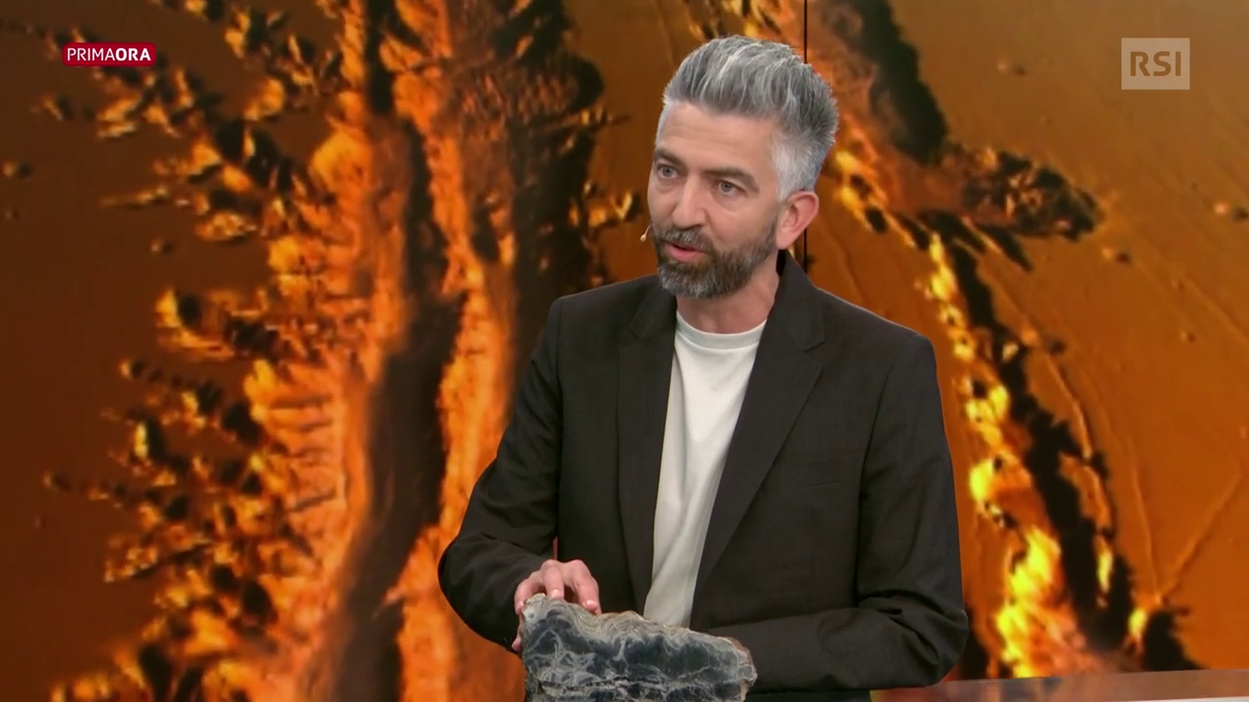 Tomaso Bontagnali e un frammento di roccia sudafricana 