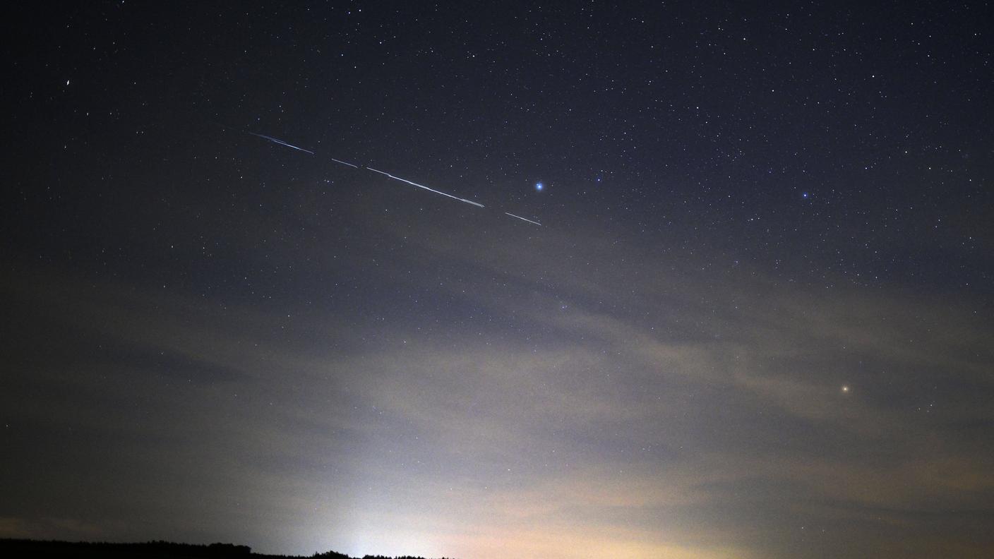 Un satellite di SpaceX al tramonto, quando appaiono maggiormente visibili dalla Terra.