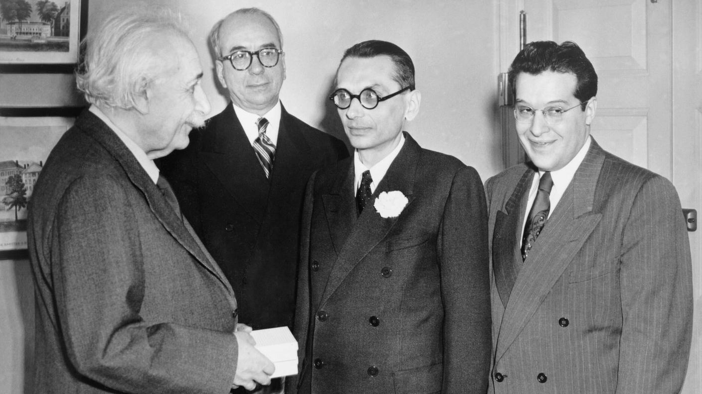 Kurt Gödel (al centro) nel 1951 insignito del premio Albert Einstein dal celebre fisico stesso, con il quale era grande amico. Con lui, i fisici Julian Schwinger e Lewis Strauss.