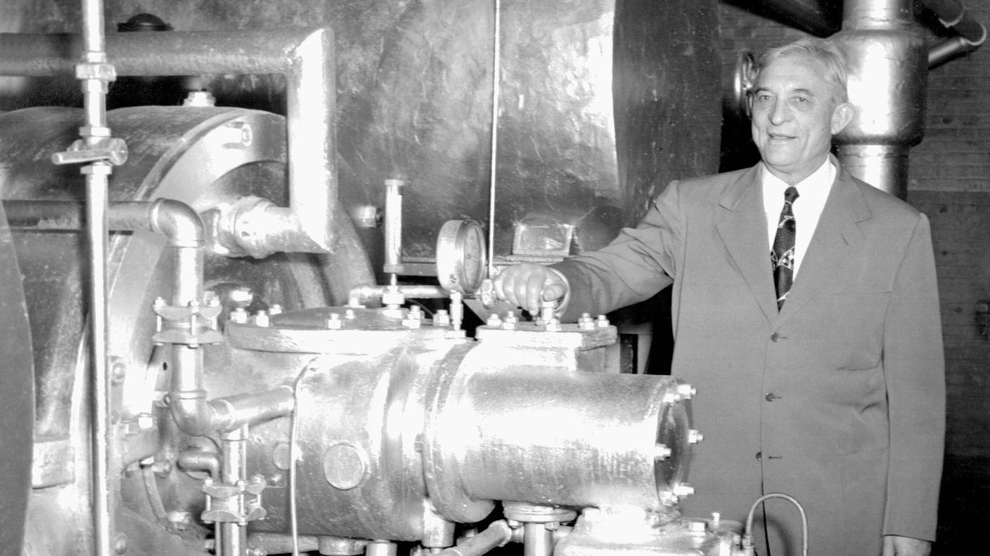 Willis Carrier con il primo sistema di aria condizionata da lui inventato (foto del 1922).