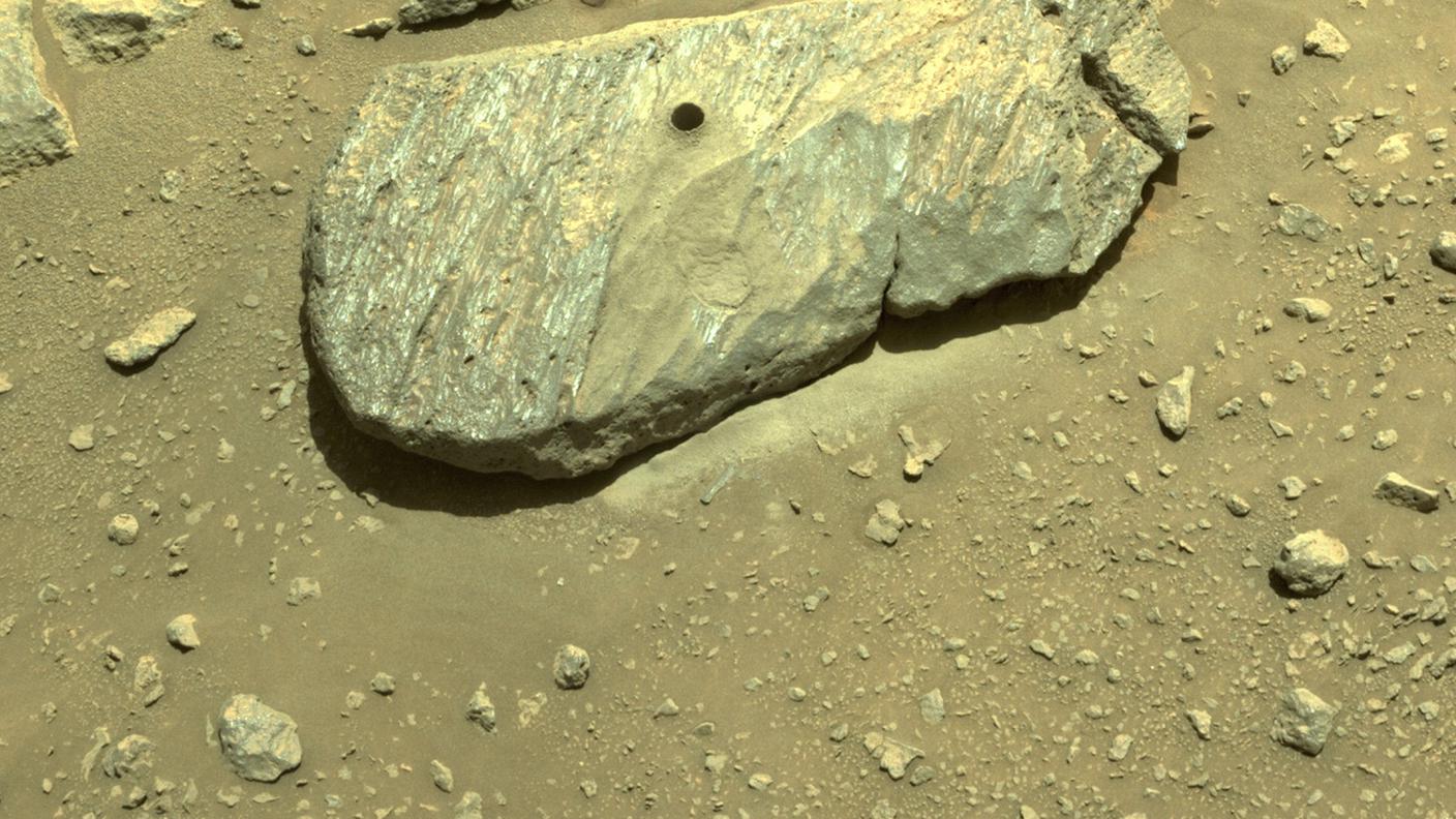 La roccia perforata dagli strumenti del rover per l'estrazione dei campioni