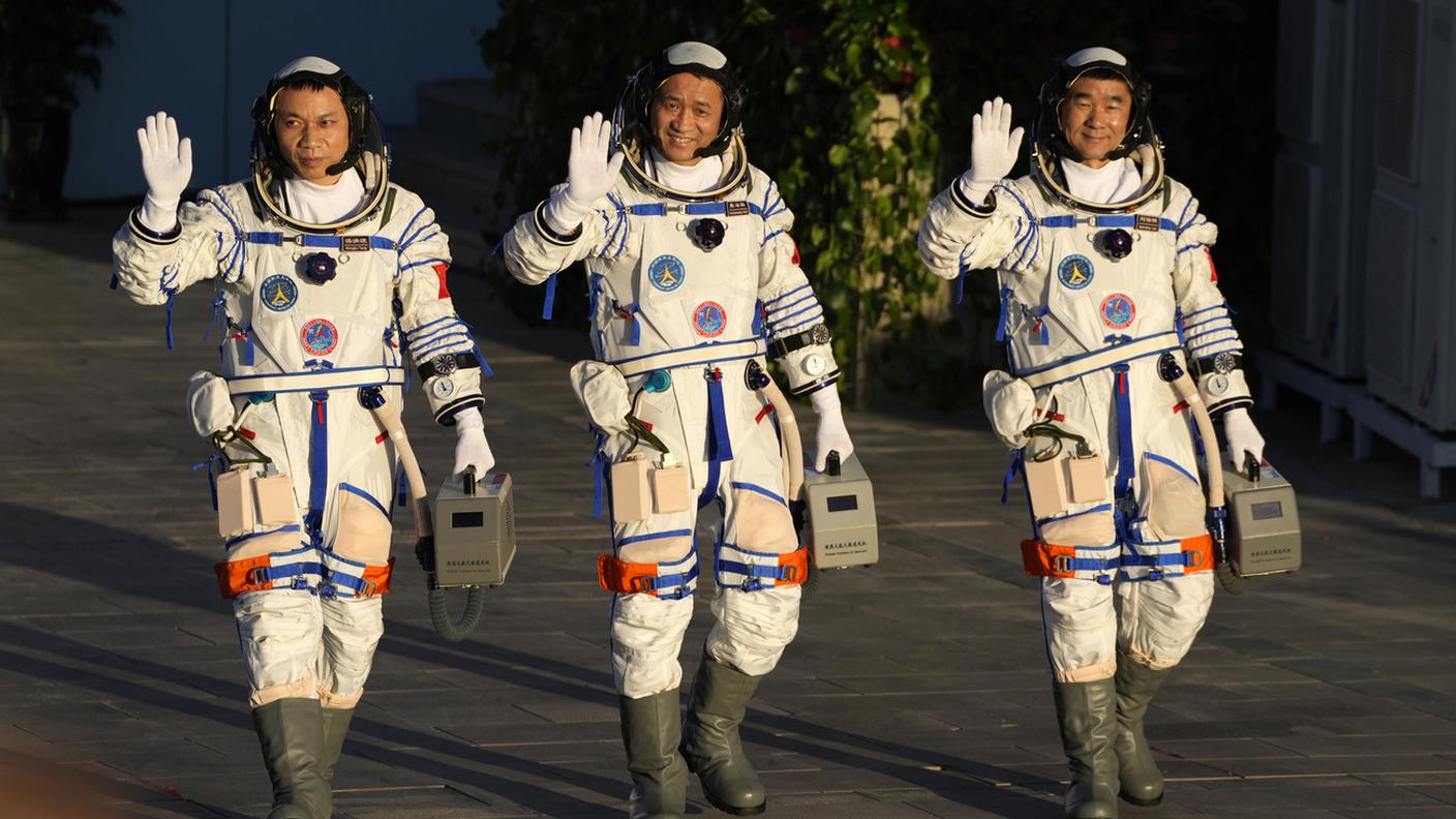 Nie Haisheng, Liu Boming e Tang Hongbo erano partiti il 17 giugno 