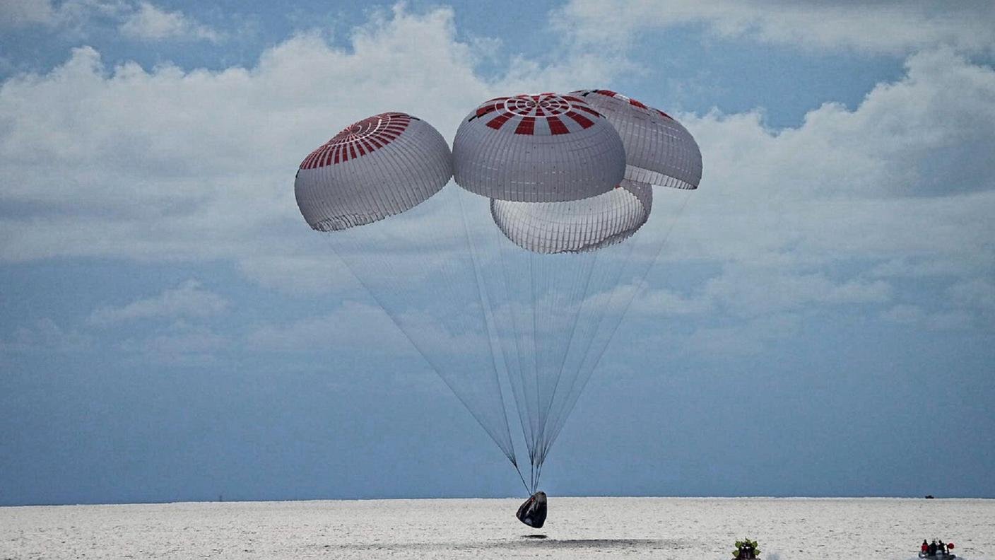 L'ammarraggio al largo della Florida della capsula con a bordo i quattro turisti spaziali