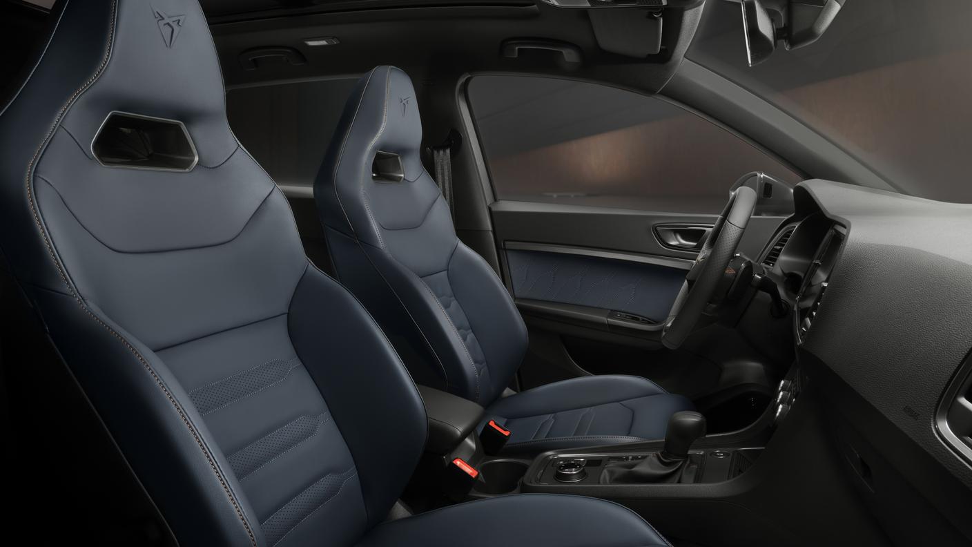 Gli interni sportivi e confortevoli del SUV Cupra Ateca