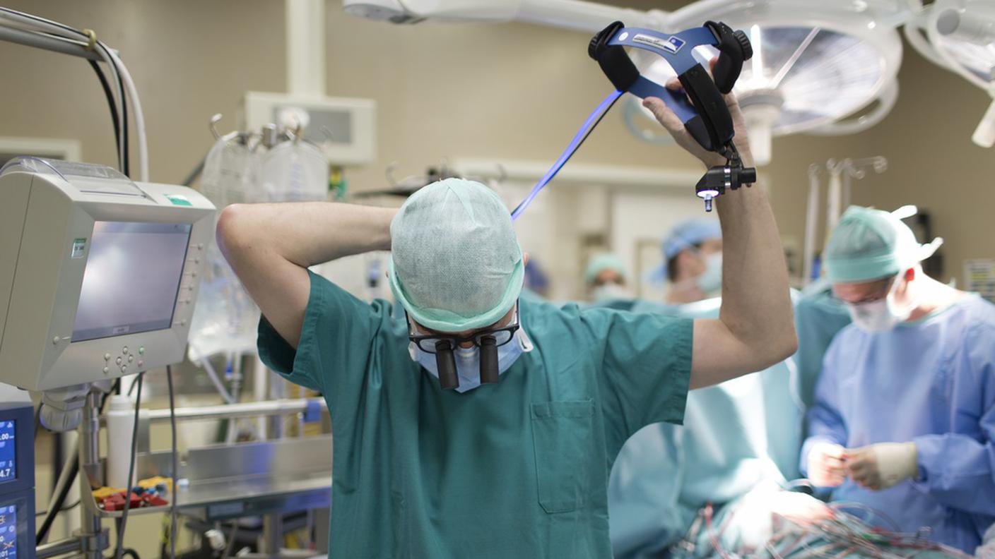 Attraverso 2 elettrodi nei canali nervosi, è stato ripristinato il movimento delle mani