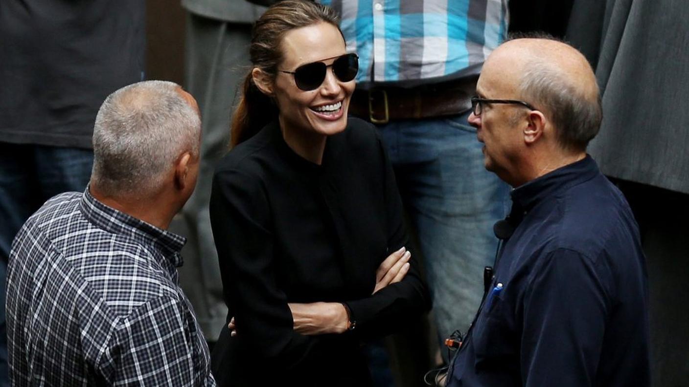 Angelina Jolie mentre discute con i collaboratori del fim che gira a Sydney