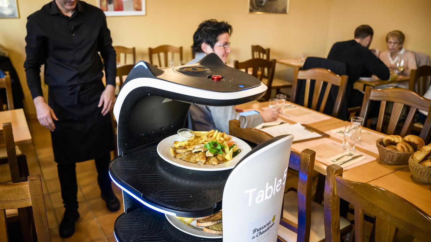 Il robot Bella serve ai tavoli di un ristorante di Losanna