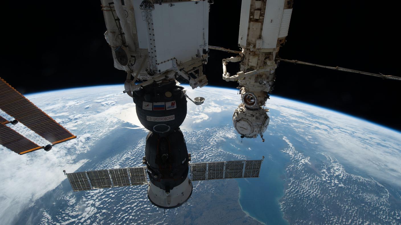 La navicella russa Soyuz MS-22 attaccata alla Stazione spaziale internazionale