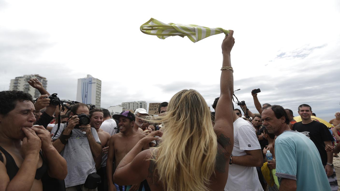 Brasile topless sventola Reuters.jpg