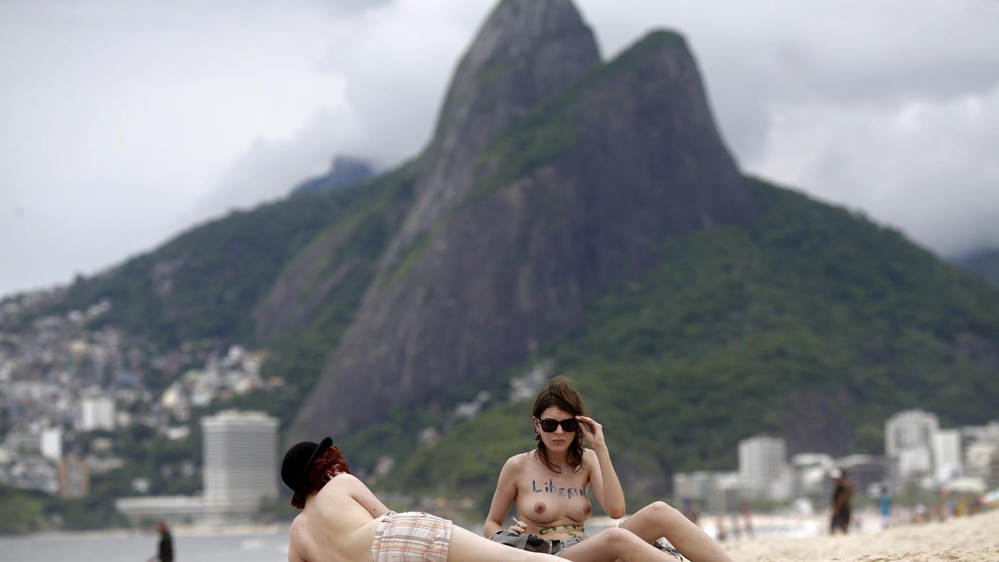 Brasile topless coppia Reuters.jpg