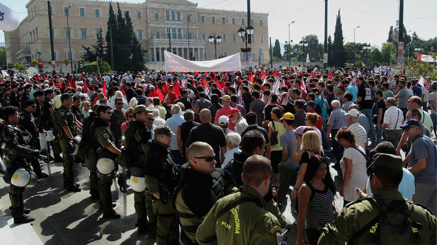 La protesta pacifica davanti al Parlamento