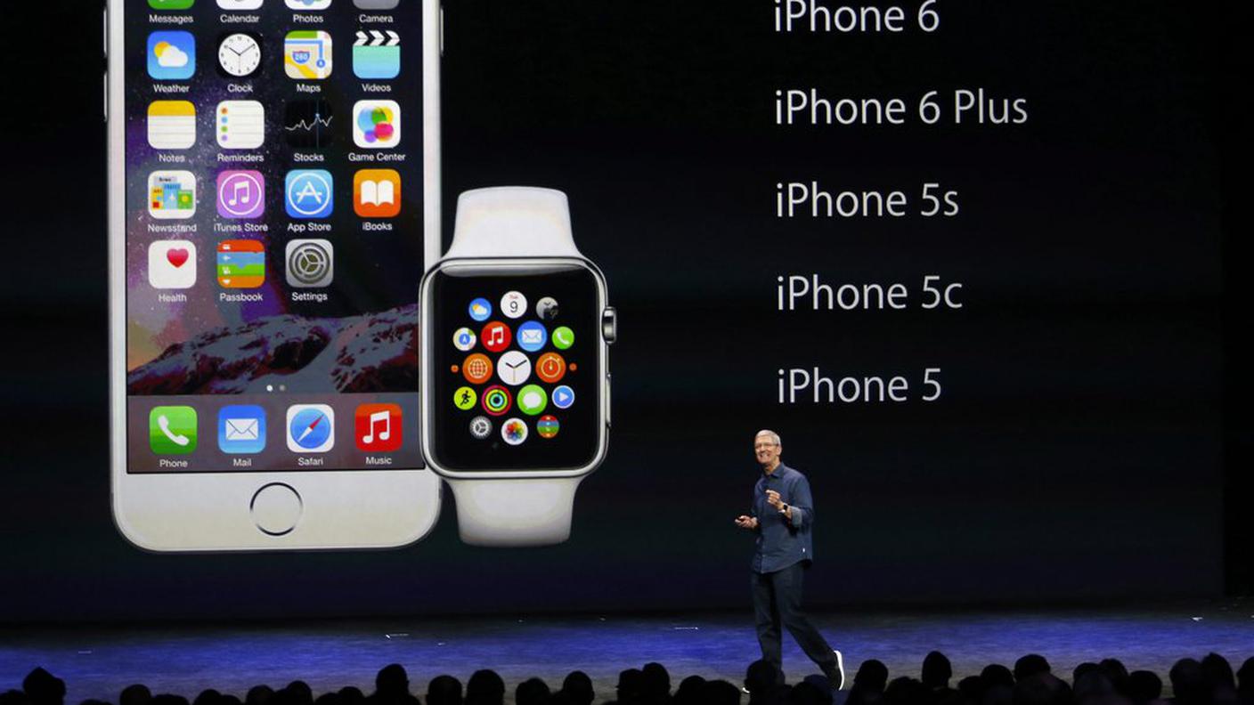 Tim Cook con due degli assi calati da Apple