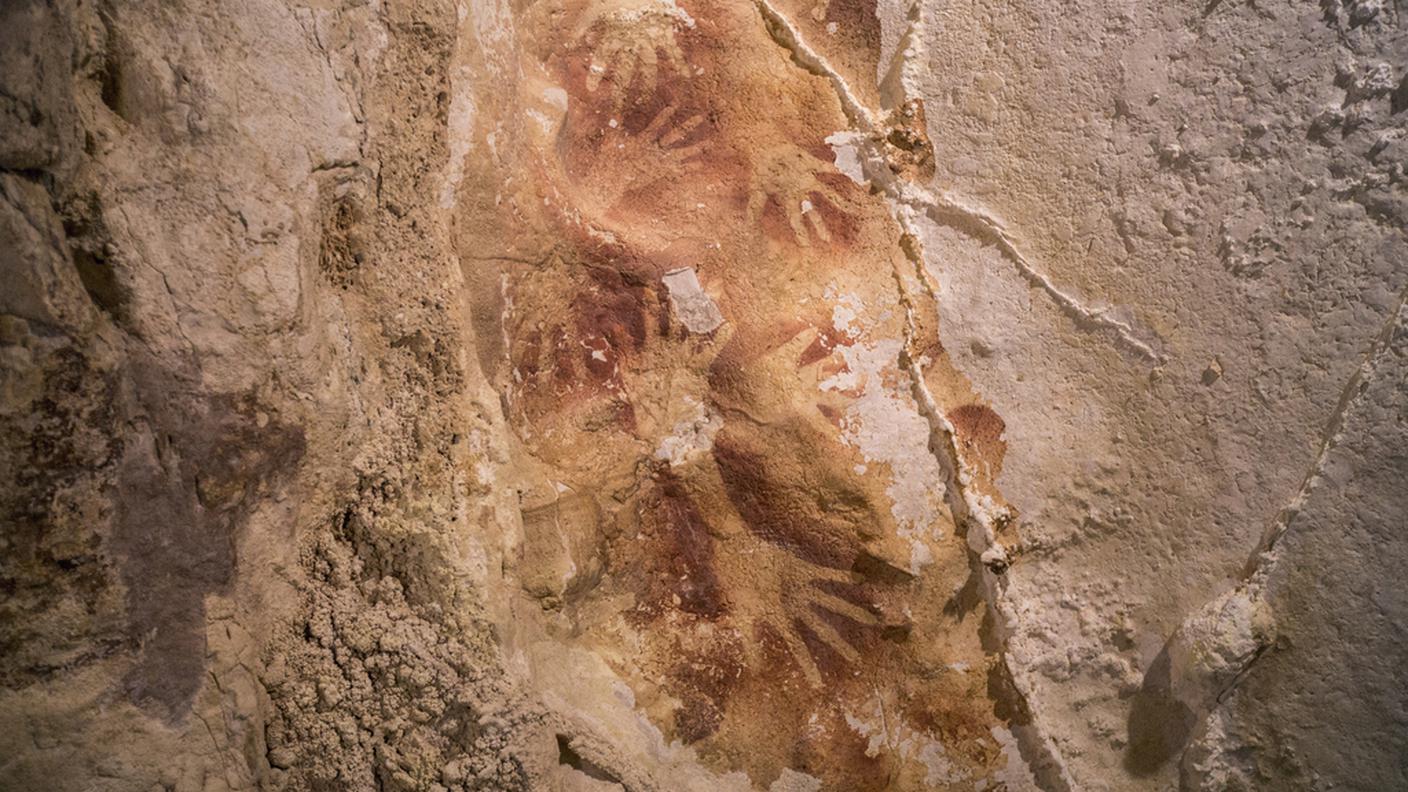 Nella grotta sono state scoperte anche molte immagini di mani umane